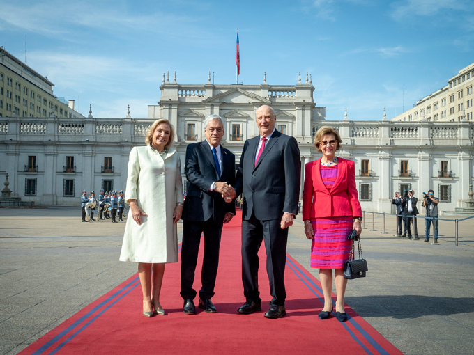 The King and Queen were greeted by President Sebastián Piñera and the First Lady of Chile, Cecilia Morel Montes.  Photo: Heiko Junge, NTB scanpix